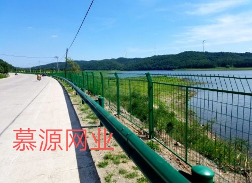 高速公路常用隔離網(wǎng)：公路隔離網(wǎng)、防炫目網(wǎng)、護欄板