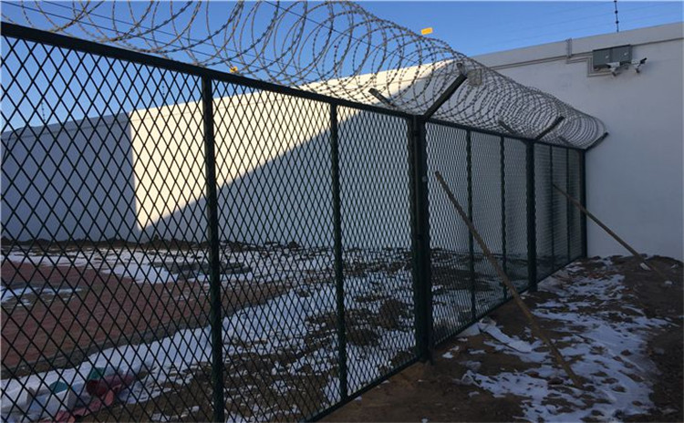 看守所、拘留所安裝防攀爬金屬隔離網(wǎng)時的注意事項