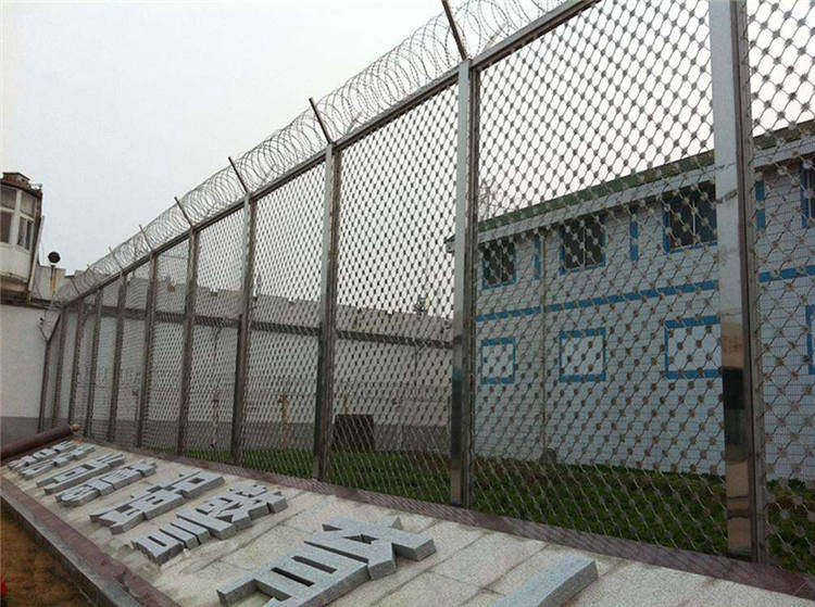 看守所、拘留所安裝防攀爬金屬隔離網(wǎng)時的注意事項
